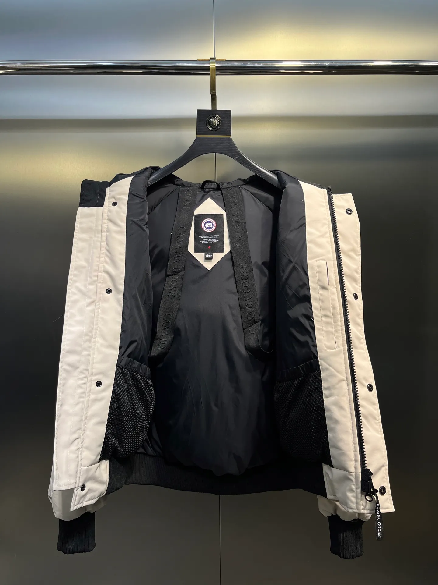 P780 high-end version (new version of Big Goose 01) Canada Goose Canada Goose #Chilliwack 7999M bomber jacket short down jacket/01 model #Men and Women Same Style# ➖ Genuine synchronous anti-counterfeiting chip sensor! ➖ Imported 21S polyester-cotton blended original fabric [last year’s 16S/18S hard fabrics have been completely eliminated, this year all use 21S genuine synchronous fabrics, the soft mid-strap feels delicate and textured], genuine synchronous Feather-Light 10D waterproof coating fabric, made of 84.5 polyester fiber and 15.5 cotton, 100% the best feel in the entire network! ➖ The genuine official website is synchronized with the national standard 80 white duck down, you can check the official website customer service, there will never be a series of misleading claims such as 90 down or goose down! ➖ Using the best nylon lining with double double-layer sealing design, velvet-proof No. 7 needle + grid-filled down ready-made garments, there is 100% no so-called velvet running! ➖ The cuffs are designed with thickened seamless threads, and the collar and pockets are lined with top-quality polar fleece to keep you warm and comfortable! ➖ Yoshida YKK provides original custom-made electroplated sliders. YKK two-way lockable zippers are tight and smooth and will not peel off paint! ➖ 3M composite guarantees that the Velcro is the same as the original, durable, and all accessories and hardware are custom-made! ➖ Imported BEHRINGER embroidery machine to customize the 10,000-needle embroidery logo, 98% of which can be reproduced to restore the original logo. You can check and compare on the official website! ➖ The fur collars are all made of large pieces of Western Canadian blue wolf hide, ensuring that each fur collar is 13-15cm wide!   Size:XS-XXL